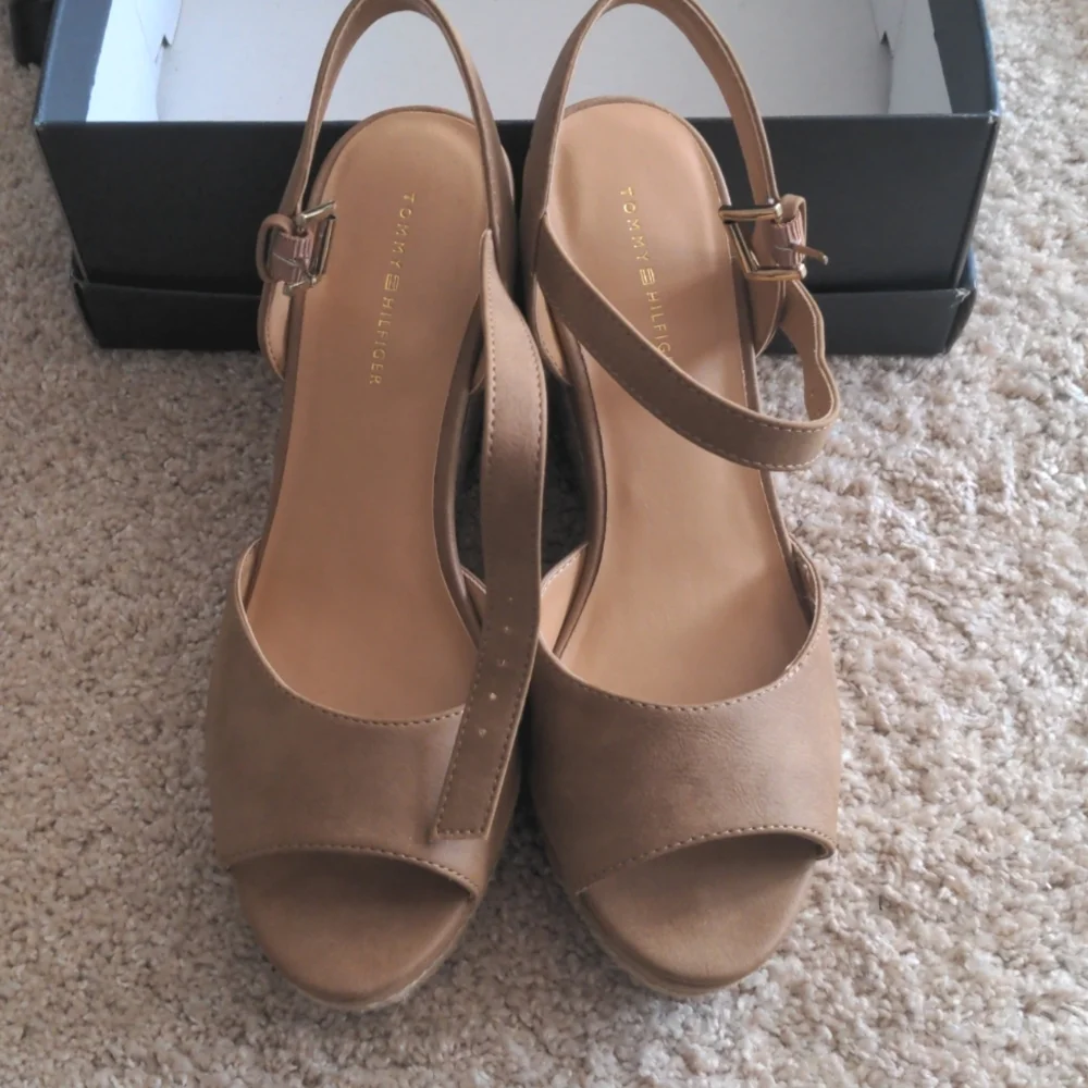 NIB Tommy Hilfiger Kali Wedges